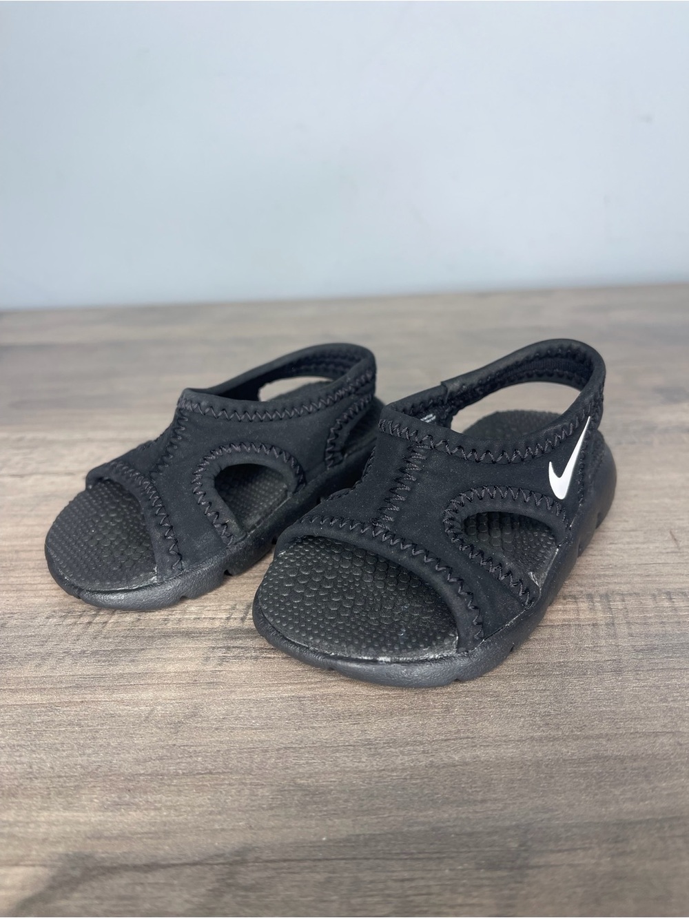 Boys Nike black white summer sandals size 3c 3